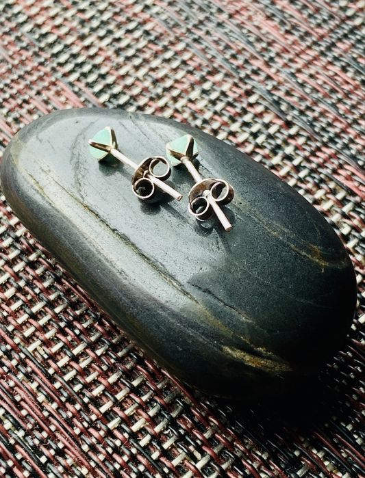 Сережки гвоздики з природними изумрудами срібло 925