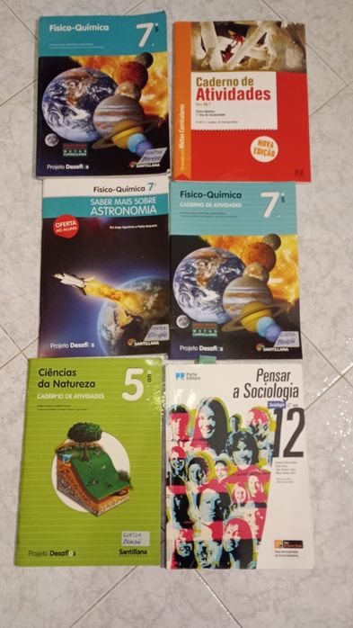 Livros / manuais / cadernos de atividades / exercícios escolares