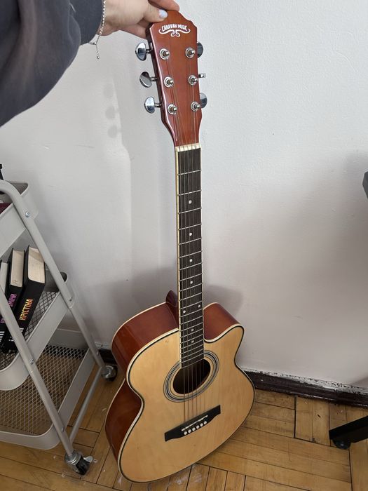 Акустична гітара Caravan Music з вирізом (cutaway)