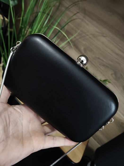 Czarna pudełkowa elegancka torebka damska kopertówka z łańcuszkiem
