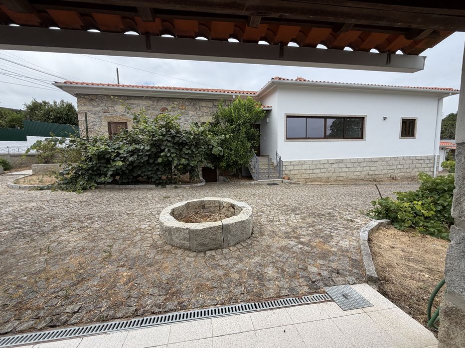 Casa T3 com jardim, churrasqueira e garagem na Esculca em Viseu