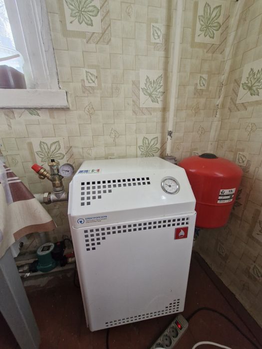 Продаж в с.Старому будиночок поруч центра села!