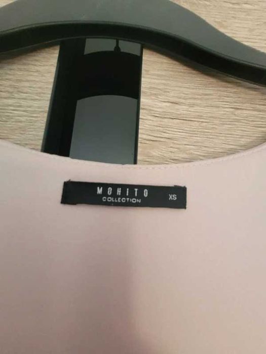 Pudroworóżowa sukienka w serduszka