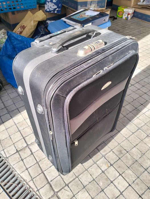 Mala Trolley com bússola e código em muito bom estado