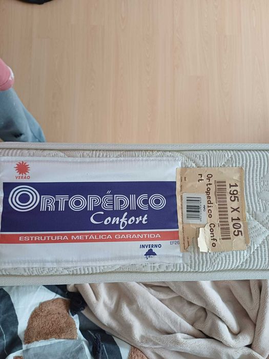 Cama individual elevatória, com arrumação, com colchão e mesa de cabeceira, em cerejeira