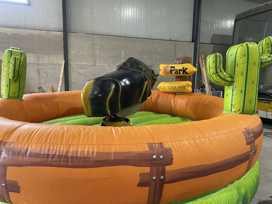 Touro mecanico e insuflavel