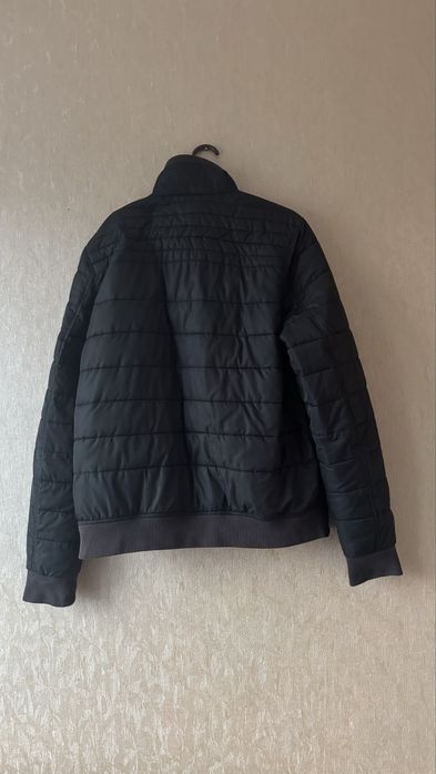 Продам куртку Tommy Hilfiger в доброму стані.