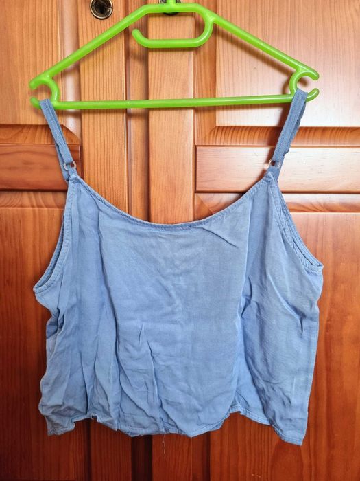 Top azul claro curto com botões 100% viscose, tamanho S - nunca usado