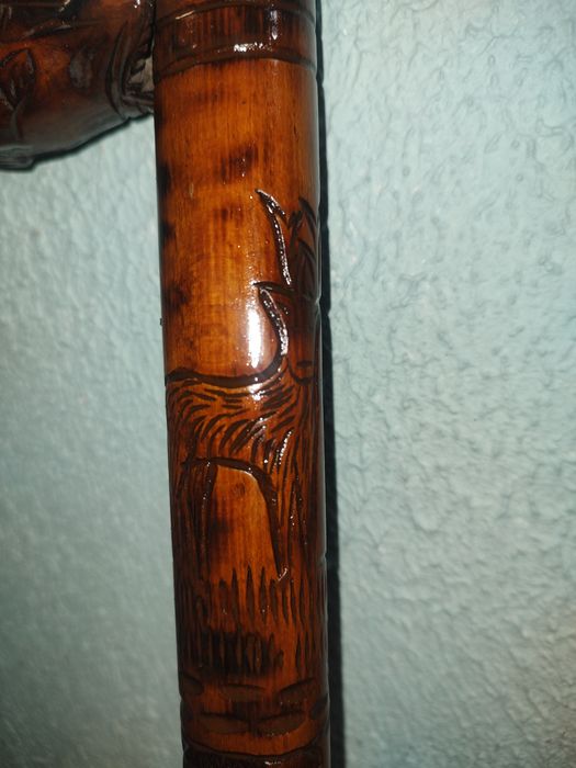 Stara laska drewniana głową zwierząt rzezbiona