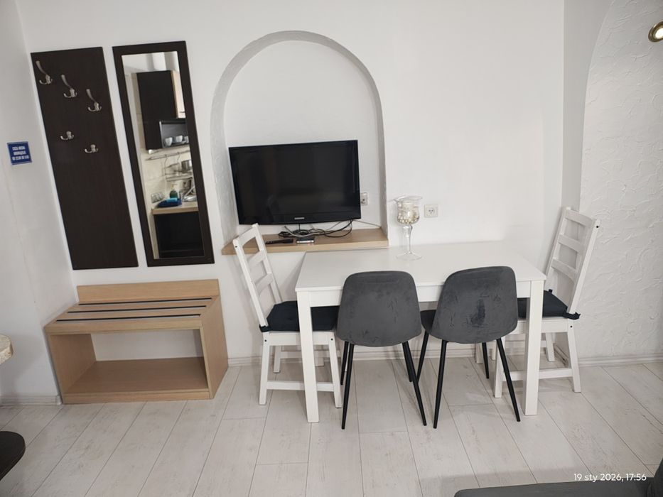 Meble kuchenne, szafka, lustro, stół, krzesła