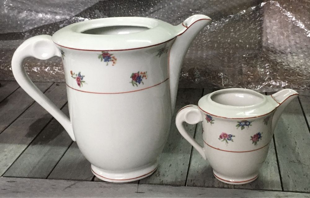 Dzbanek porcelanowy z mlecznikiem.