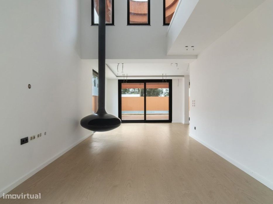 Moradia contemporânea T5 a estrear com Piscina e Jardim