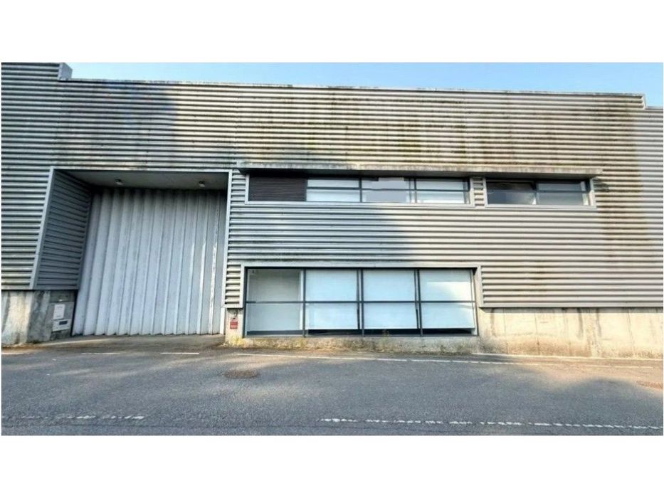 Armazém Industrial com 790 m² em Guilhabreu