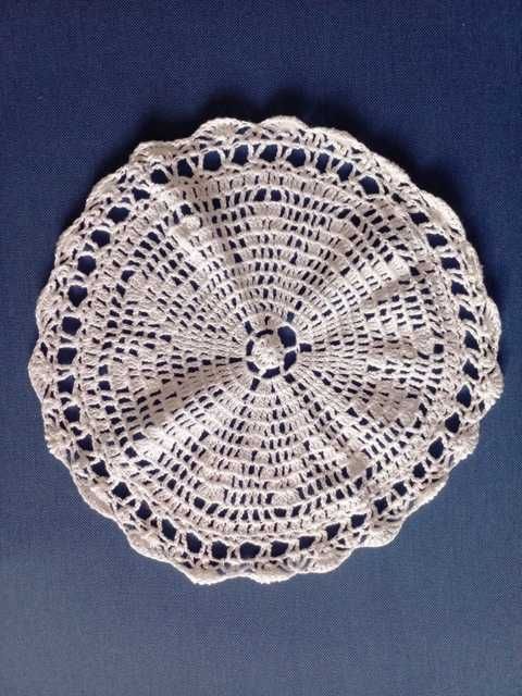 serwetka, serweta biała zrobiona na szydełku średnica 27 cm