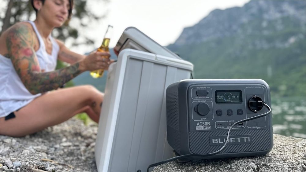 Bluetti AC50B 700W com painel fotovoltaico de 100W e frigorífico portátil