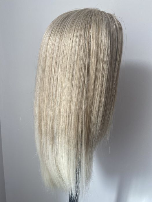 Peruka syntetyczna full lace front . Chlodny blond baleyage