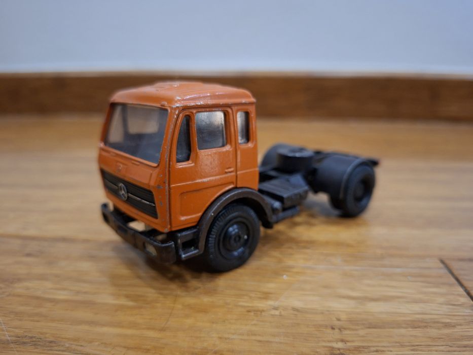 Model NZG 186 Ciągnik siodłowy Mercedes 1:50