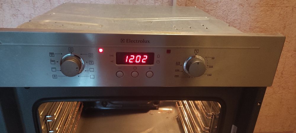 Вбудована електрична духова шафа Electrolux EOB33100X (Німеччина)