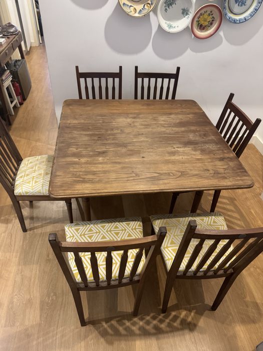 Conjunto mesa e cadeiras antigas