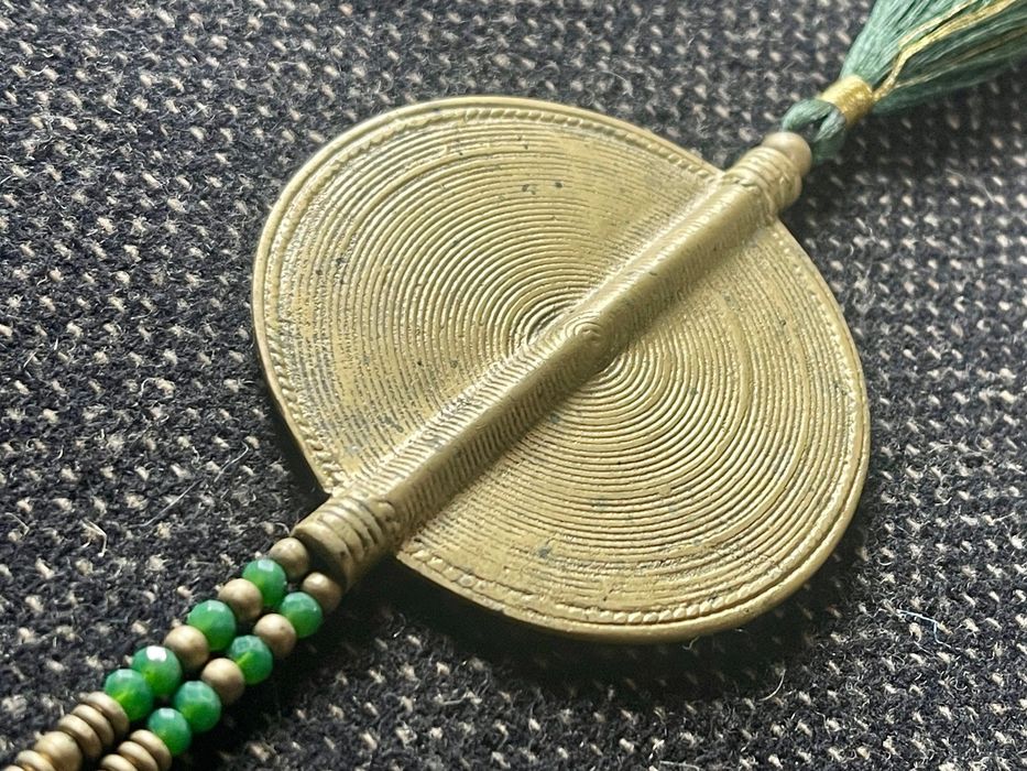 Colar com pendente em latão em estilo tuaregue