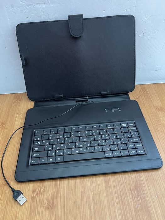 Клавиатура-чехол для планшета