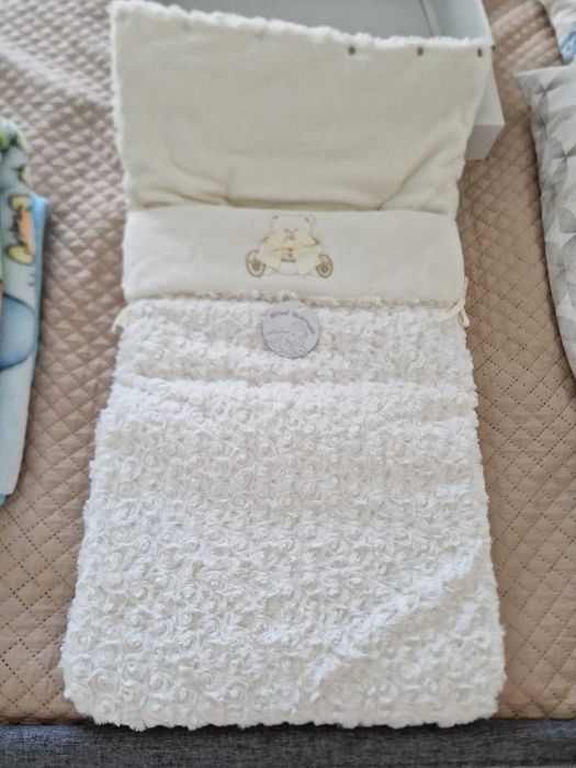 Capa / manta para o carrinho de bebé para proteger do frio.