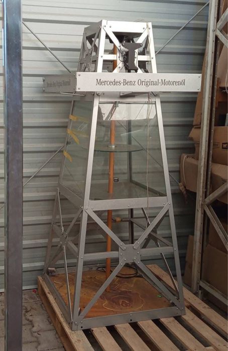 Metalowa gablota wystawowa