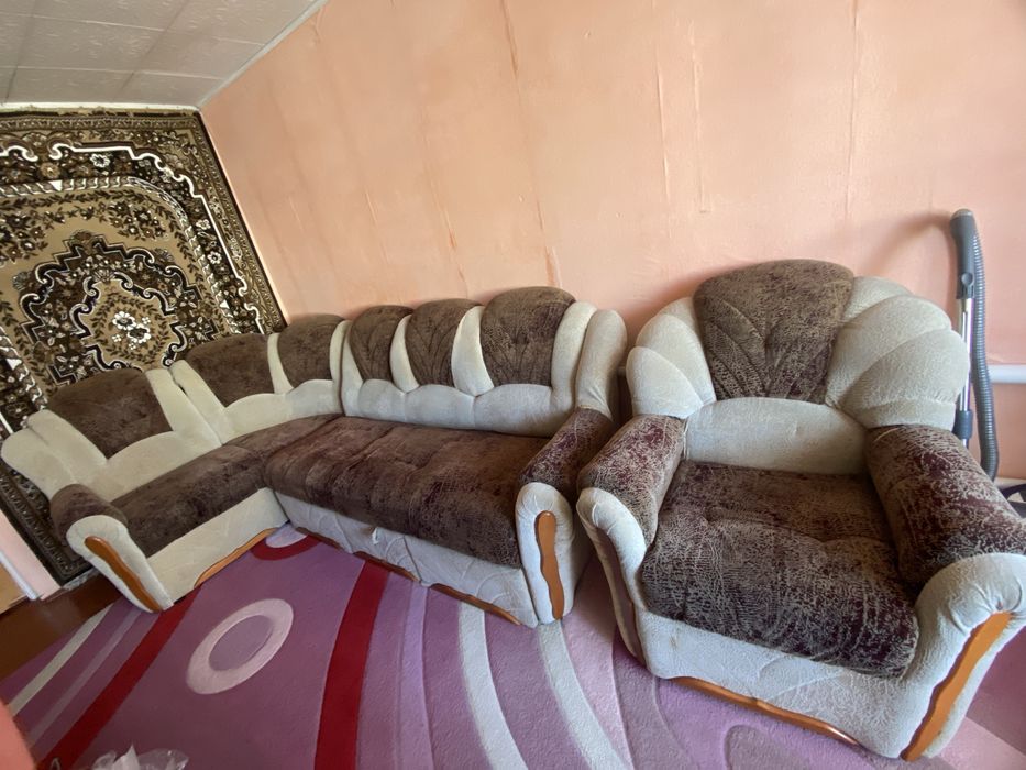 Великий диван з кріслом та місця для зберігання