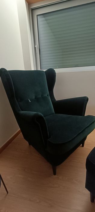Cadeirão em veludo verde IKEA