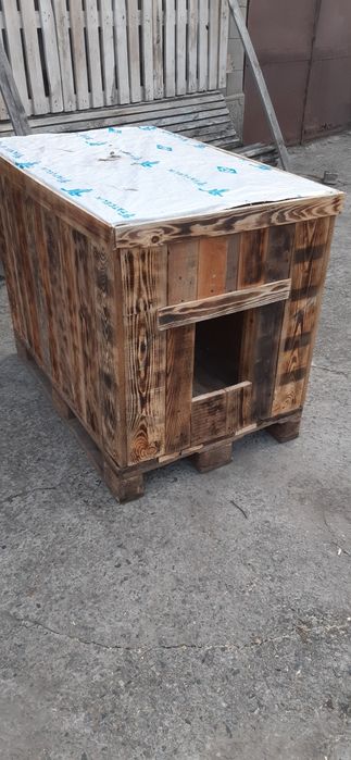 Будка утеплена для собаки.