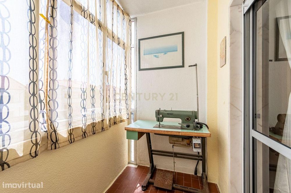 Apartamento T2 com elevador e varandas, em Algueirão-Mem Martins, Sint