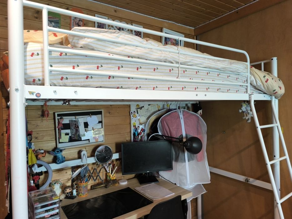 Cama branca em ferro