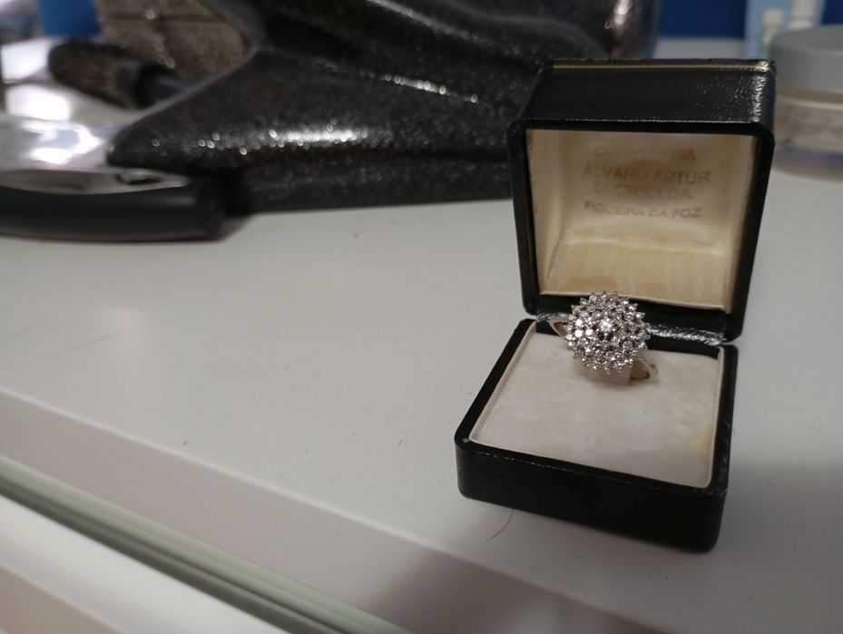 Anel de ouro branco com diamantes