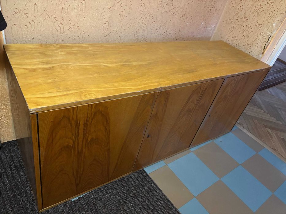 Duża jasna drewniana komoda