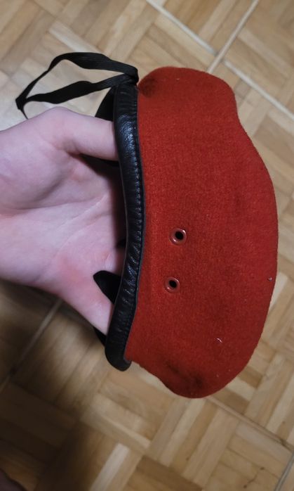 Wojskowy czerwony beret PRL
