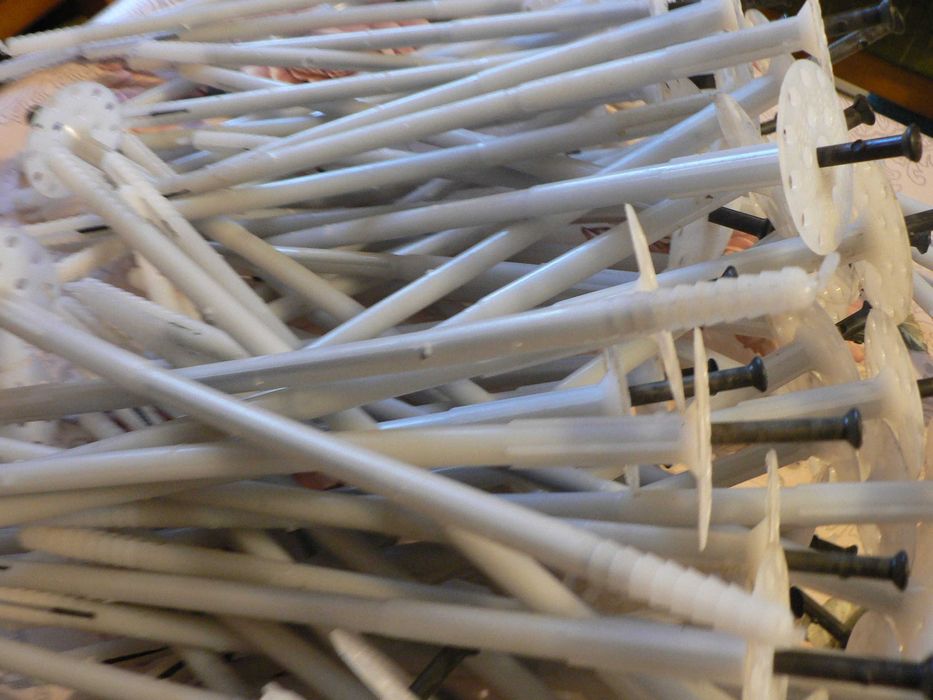 Kołek do styropianu 10x300mm  84 szt .