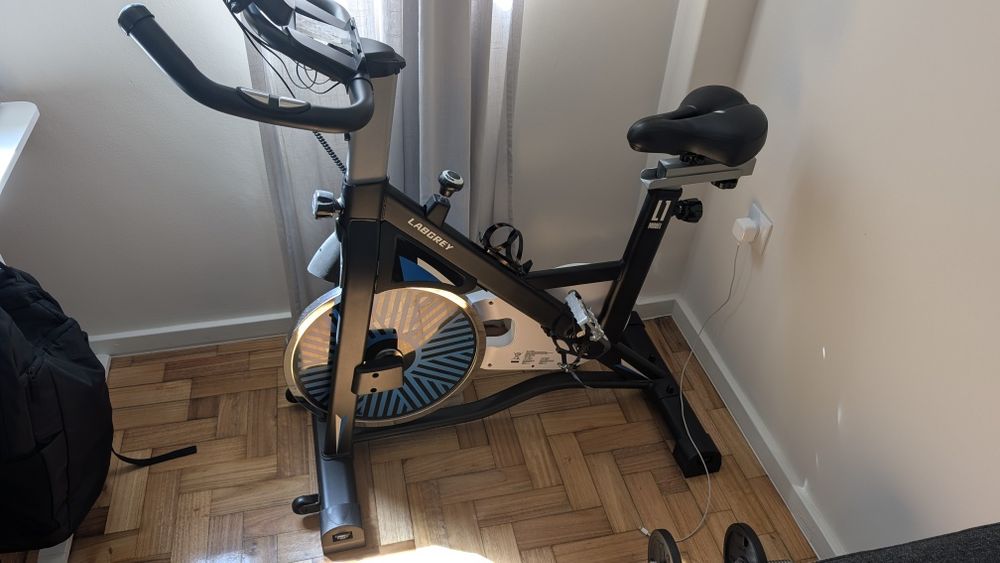Academia de exercícios de bicicleta indoor