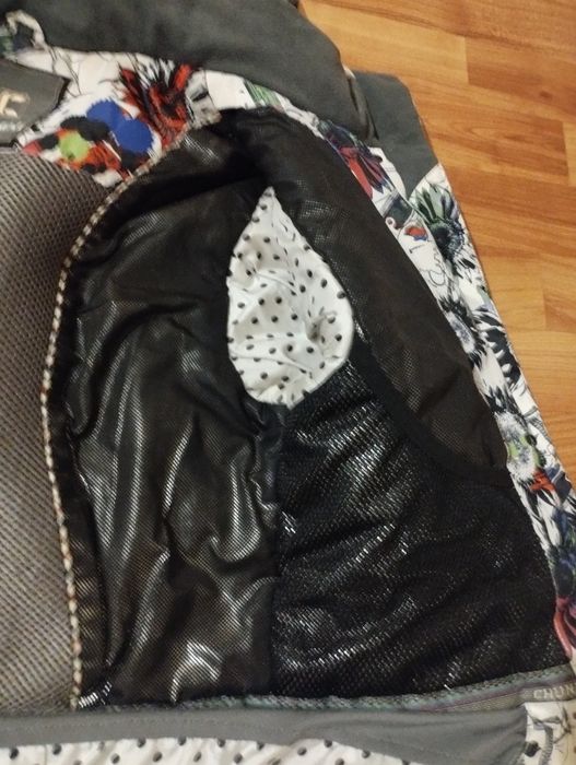 Продається лижна куртка. Стан відмінний.