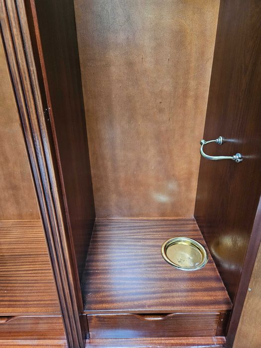 Armário antigo com portas espelhadas - Muito bom estado geral