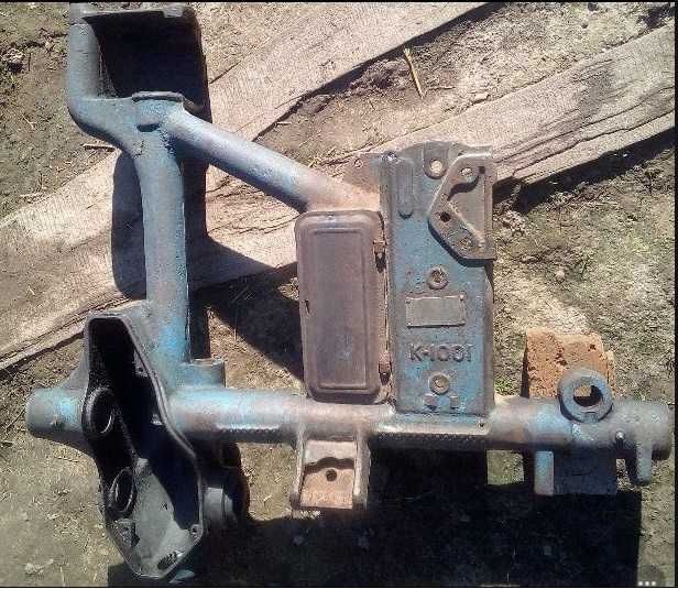 Рама кінної косарки і деталі.