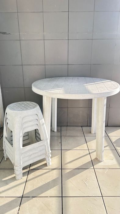 Mesa com 4 bancos plástico brancos64729622099713120