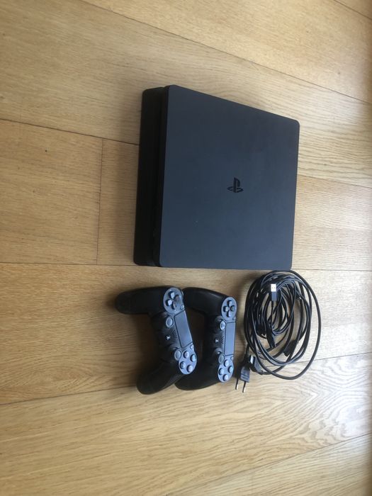 Ps4 com 2 comandos com 2 jogos
