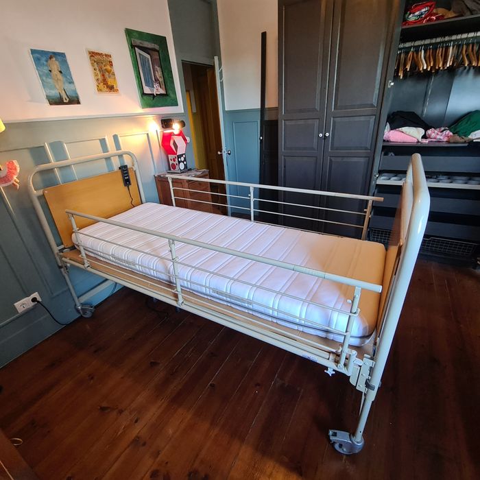 Cama Articulada Elétrica Invacare com Grades (Desmontada)