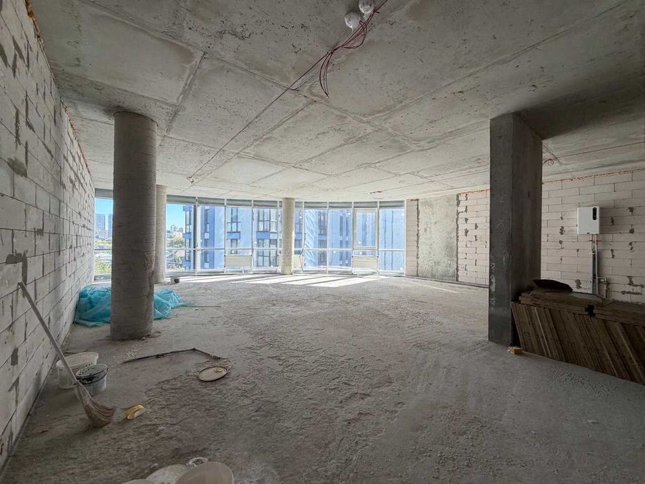 Продаж  комерційного приміщення в БЦ "CRYSTAL" Центральна 21. Метро Славутич.