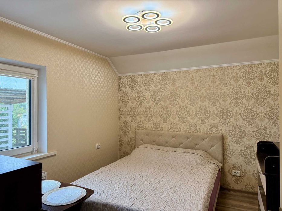 Будинок з ремонтом, є твердопаливний котел та резервне живлення