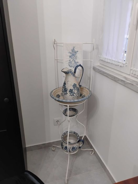 Lavatório em barro feito pelo José Franco