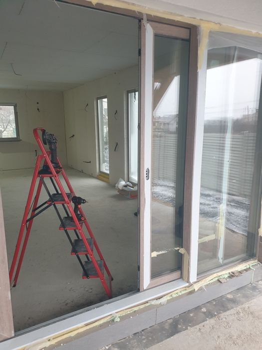 Здравствуйте! Я профессиональный мастер по ремонту окон и дверей.