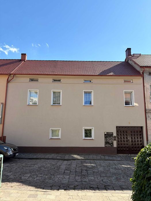 Kamienica , budynek mieszkalny w centrum Bierutowa