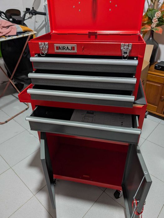 Móvel em metal para ferramentas