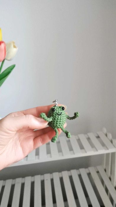 Żabka na szydełku, breloczek, zawieszka handmade
